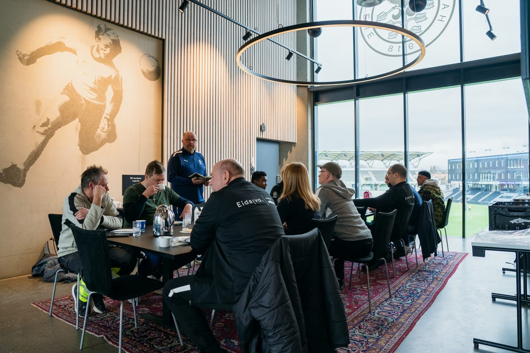 Gatelaget spiser sammen