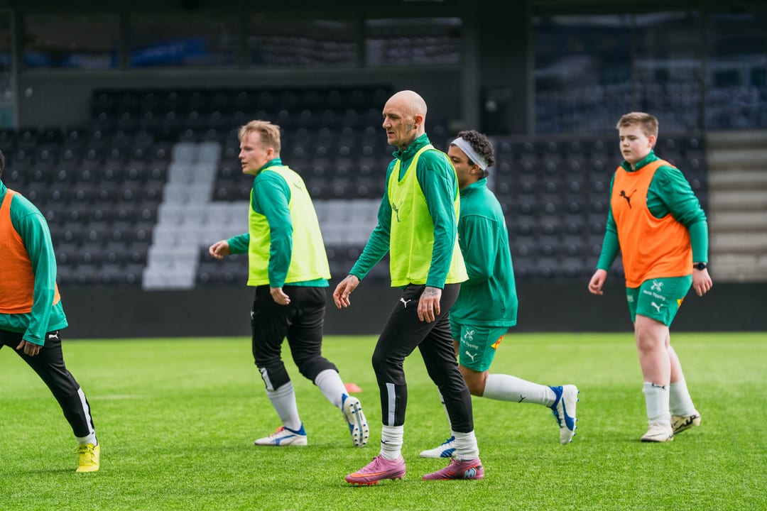 Gatelagspillere med refleksvest spiller