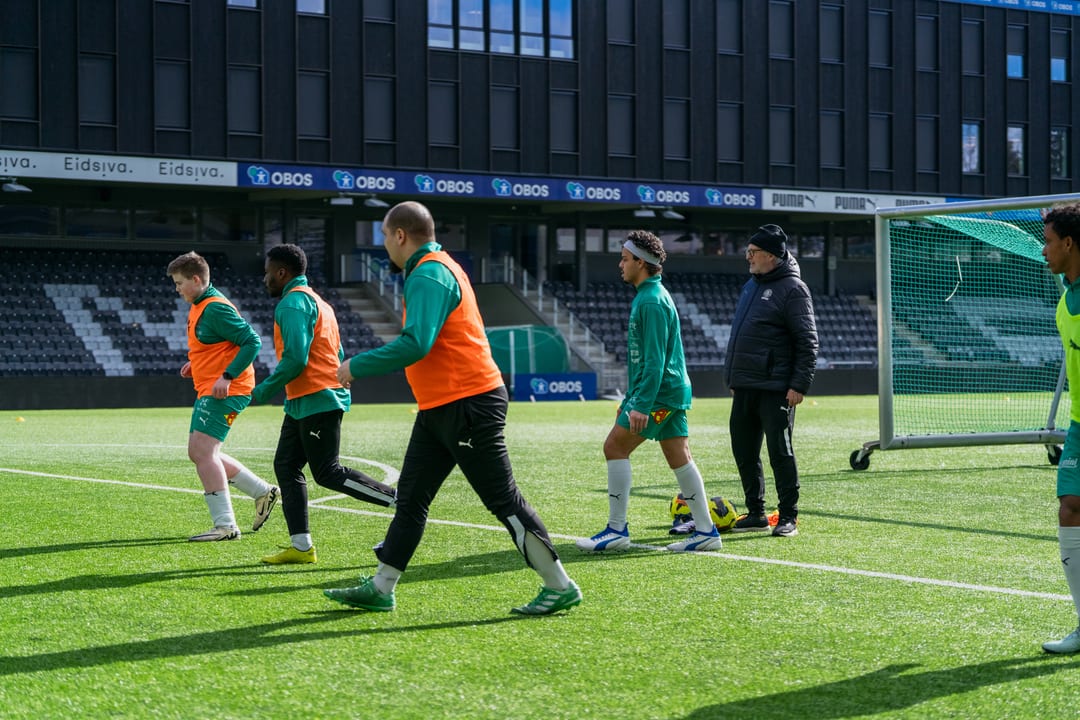 4 gatelag spillere og treneren