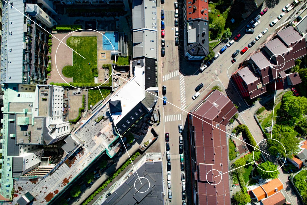 Drone bilde av bydel med grafikk som overlapper bilde som illustrere hvordan infrastrukturen henger sammen.