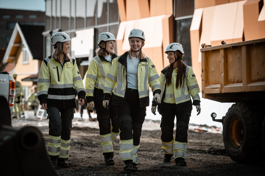 Fire jenter går i verneutstyr